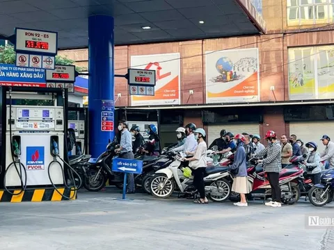 Người dân Hà Nội xếp hàng nửa tiếng mới mua được xăng