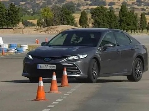Toyota Camry hybrid chậm chạp nhưng có điểm cộng lớn khi kiểm tra đánh lái
