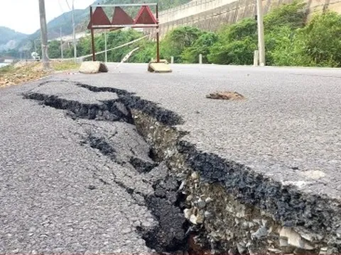 Đường hơn 700 tỷ đồng vừa thảm nhựa đã nứt gãy hàng trăm mét, chủ đầu tư nói gì?