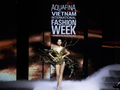 BST đặc biệt của NTK Hoàng Minh Hà mở màn Aquafina Vietnam International Fashion Week 2022: Vẽ nên đường cong Tây Bắc đầy nghệ thuật