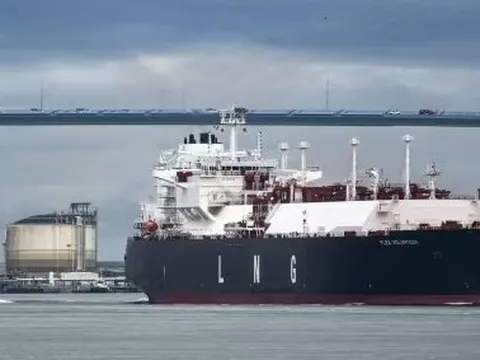 Giá khí đốt tại châu Âu giảm mạnh, thương nhân quyết 'găm hàng', cho tàu trôi dạt ngoài khơi để chờ giá cao hơn