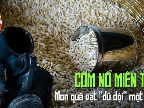 Du khách nước ngoài bất ngờ khi chứng kiến cốm gạo nổ như pháo Tết ở miền Tây
