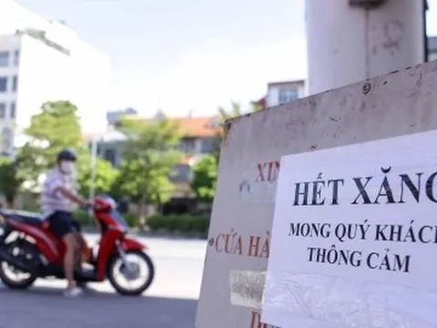 Người Hà Nội khốn khổ tìm mua xăng