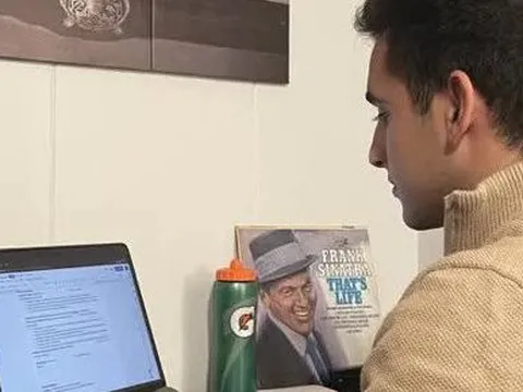 Chàng trai 19 tuổi ngồi một chỗ kiếm chục nghìn đô/tháng nhưng chỉ coi đó là việc làm thêm