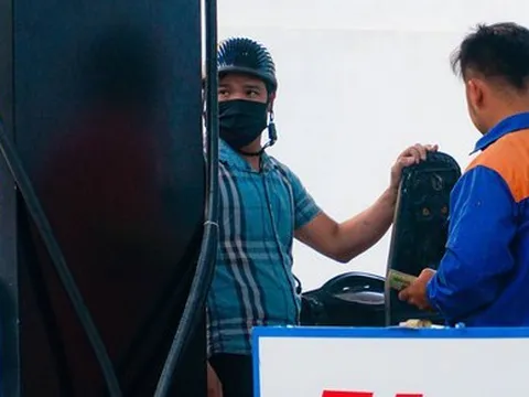 Khát xăng, cửa hàng bán cầm chừng hoặc đóng cửa, xuất hiện cây xăng tự phát trên vỉa hè