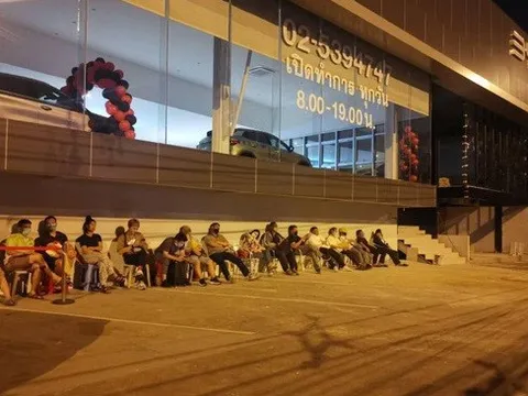 Người Thái xếp hàng qua đêm chờ mua xe điện Trung Quốc như mua iPhone