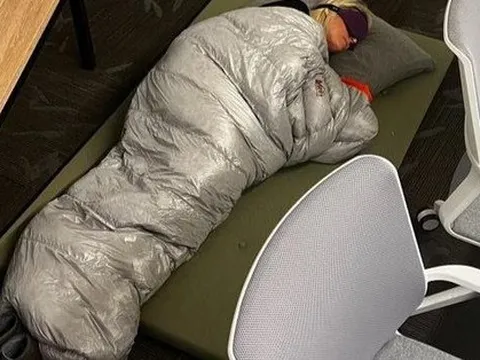 Nhân viên Twitter đăng ảnh sếp ngủ trên sàn nhà ở văn phòng sau ‘lệnh sấm truyền’ của Elon Musk