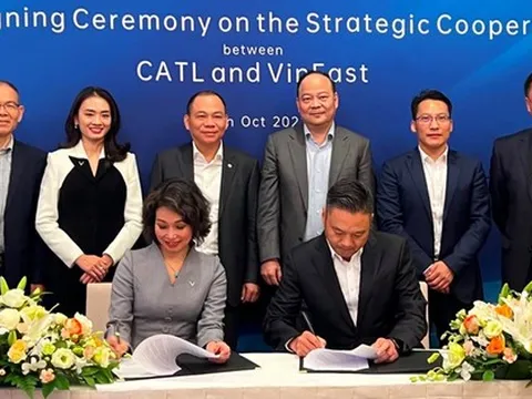 Thấy gì sau cú bắt tay của vua pin xe điện Trung Quốc CATL và VinFast?