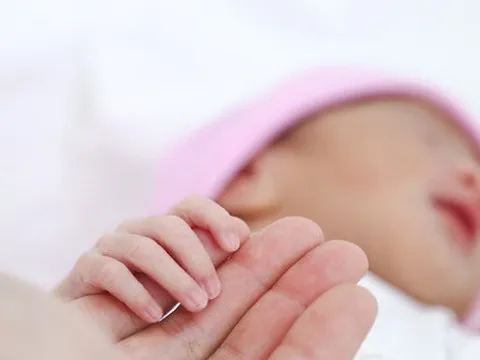 Lấy khối u nang buồng trứng cho bé gái vừa chào đời