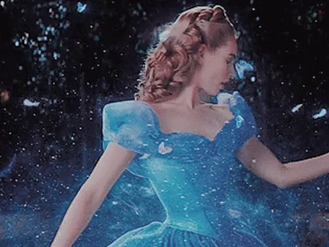 Bí mật về bộ váy Lọ Lem đẹp nhất Disney: Đính 110.000 viên pha lê, nữ chính chịu khổ trăm bề