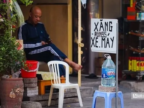 Hà Nội yêu cầu dẹp bỏ "cây xăng" tự phát ở vỉa hè