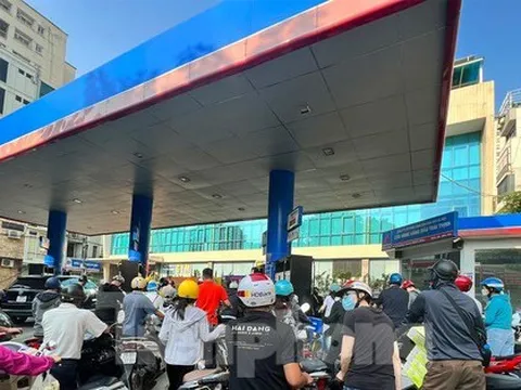 Người Hà Nội chạy khắp nơi tìm cây xăng, vật vã xếp hàng để đổ… 30.000 đồng