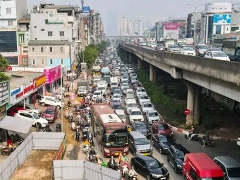 Lô cốt công trình chắn 2/3 lòng đường Hà Nội, dân ngám ngẩm chịu cảnh ùn tắc