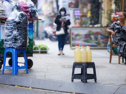 Bộ Công Thương: Không cấm người dân mua xăng bằng can, chai