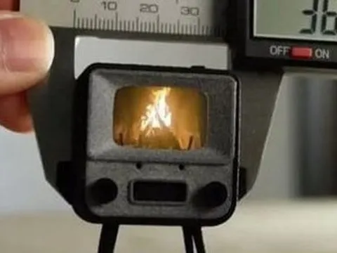 Đây chính là chiếc TV nhỏ nhất thế giới, có kích thước chỉ bằng một con tem!