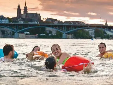 Ở đất nước giàu có bậc nhất thế giới, người dân bơi về nhà sau giờ làm việc