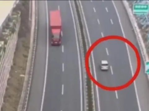 Màn giải cứu tài xế bị kẹt trên ô tô ở vận tốc 126 km/h như phim hành động Hollywood