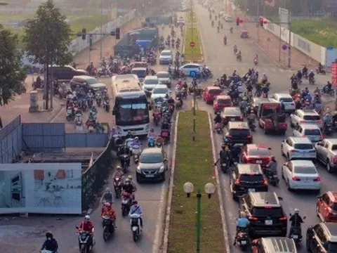 Đoạn đường dài 300m ở Hà Nội có tới 9 "lô cốt" gây cản trở giao thông