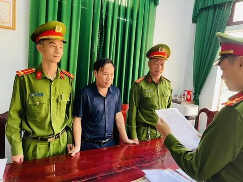 Khởi tố cán bộ địa chính nhận tiền "lót tay" khi làm sổ đỏ cho dân