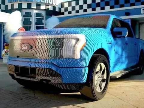 Bậc thầy lắp Lego mất 1.600 giờ và 300.000 mảnh ghép để tạo ra xe Ford như thật