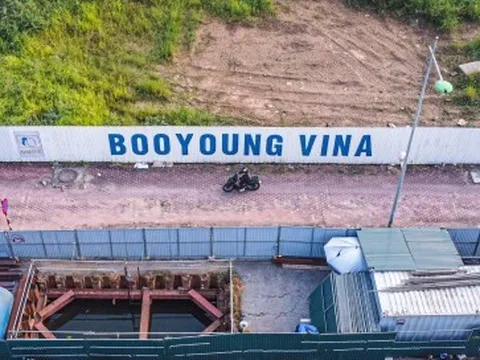 Cận cảnh đường 300m ở Hà Nội 'cõng' 9 lô cốt bỏ hoang