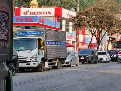 Dân miền núi Lào Cai, Sơn La cũng đi xã này huyện nọ tìm chỗ... xếp hàng đổ xăng