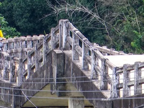 'Nín thở' đi qua từng nhịp trên cây cầu cũ nát ở Bình Định