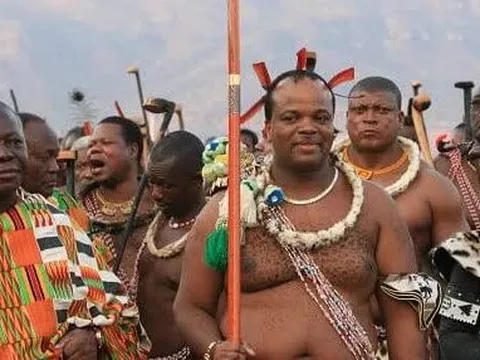 Cuộc sống xa hoa của vua cuối cùng tại châu Phi: Mua cả chục Rolls-Royce tặng vợ, sở hữu dàn siêu xe không thua các triệu phú