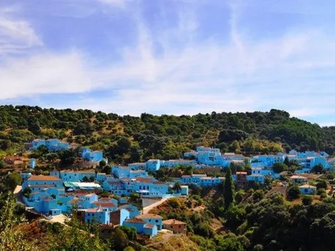 Ngôi làng 'Xì trum' toàn màu xanh ở Tây Ban Nha