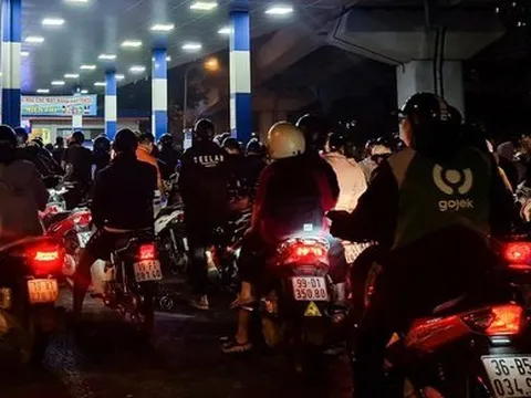 Nửa đêm, người dân ở Hà Nội vẫn xếp hàng dài chờ đổ xăng