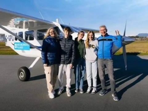 Đẳng cấp nhà giàu: Gia đình tự lái máy bay riêng đi du lịch vòng quanh thế giới