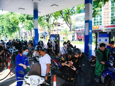 Thủ tướng yêu cầu Bộ trưởng Công Thương giải quyết dứt điểm tình trạng thiếu xăng dầu cục bộ