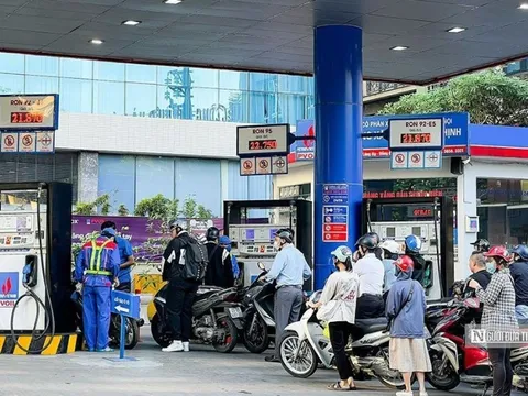 Giá xăng tăng hơn 1.100 đồng/lít