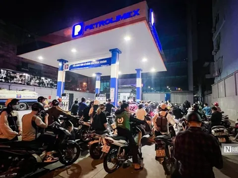 Người dân Hà Nội xếp hàng từ sáng sớm tới đêm khuya để đổ xăng
