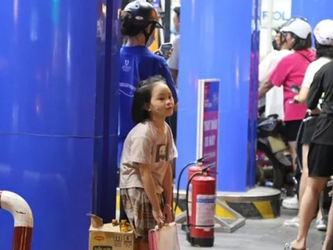 Trẻ em "vạ vật" chờ cha mẹ xếp hàng mua xăng lúc nửa đêm