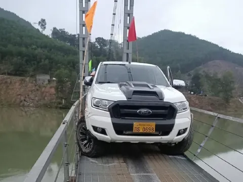 Xe bán tải mắc kẹt khi cố tình đi vào cầu treo dân sinh