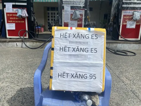 Sáng cuối tuần, quản lý thị trường kiểm tra hàng loạt cây xăng ở TP HCM