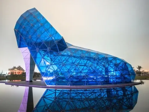 Chiêm ngưỡng nhà thờ hình chiếc giày cao gót lấp lánh như pha lê