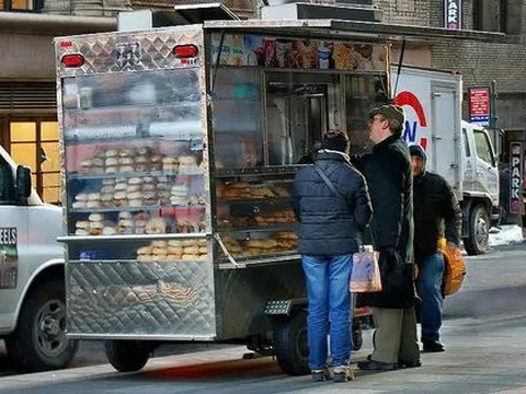 Bán hàng ven đường kiếm tiền tỷ mỗi năm: Cạnh tranh gay gắt chỉ là cái cớ, thời nào cũng vậy, nếu đủ giỏi, ắt sẽ phất lên