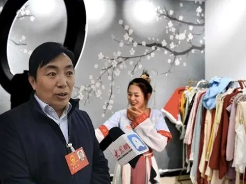 Trưởng thôn từng vay từng đồng để sống nắm được cơ hội đổi đời, cùng hơn 300.000 người "áp đảo" Taobao với một mặt hàng, kiếm hơn 23 tỷ đồng