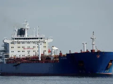 Mỹ: ‘Ấn Độ cứ thoải mái mua dầu giá rẻ của Nga’