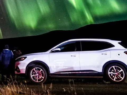 Vợ chồng Việt du lịch tiết kiệm bằng xe tự lái, cứ 5 phút dừng lại ngắm cảnh