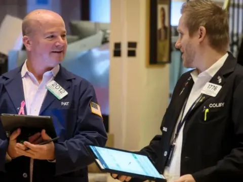 Cổ phiếu Meta lội ngược dòng, giá dầu lao dốc