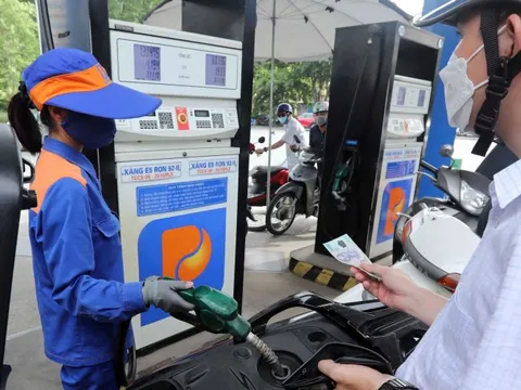 Rút ngắn thời gian điều hành giá xăng có khả thi?
