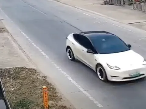 Trung Quốc điều tra vụ 'xe điên’ Tesla phi như tên bắn tông chết 2 người