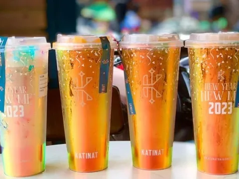 Chiếc ly Cầu Vồng này có gì đặc biệt mà đang làm mưa làm gió khắp cộng đồng mạng, người mua lẫn shipper xếp hàng dài từ sáng sớm để chờ 'săn'?