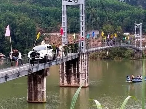 Bán tải vượt biển cấm, mắc kẹt giữa cầu treo khiến giao thông ách tắc