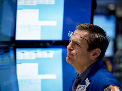 Đồng bạc xanh chạm đáy 3 tháng, giá dầu tăng vọt