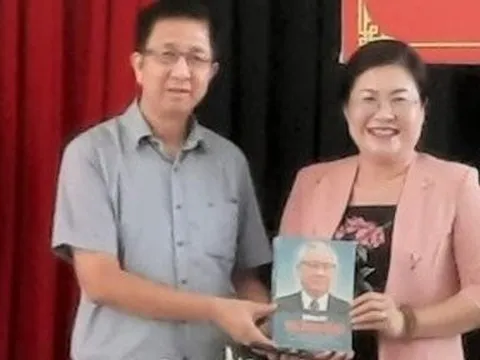 Trao tặng sách nhân kỷ niệm 100 năm ngày sinh Thủ tướng Võ Văn Kiệt