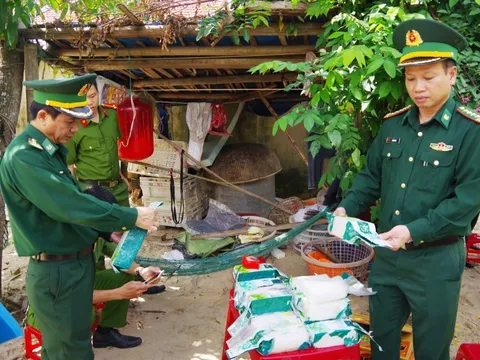 CLIP: Phát hiện hàng chục bánh nghi ma túy, nghĩ đường nên... pha nước nhấm thử